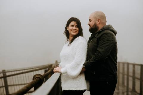 Ensaio de Casal sorrindo na ponte em paranapiacaba são paulo'