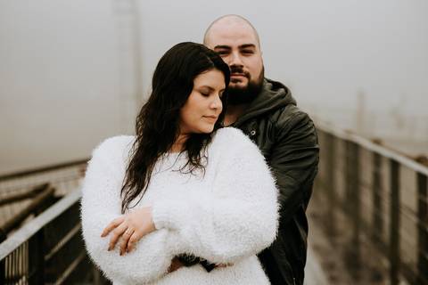 Ensaio de Casal abraçados na ponte em paranapiacaba são paulo'