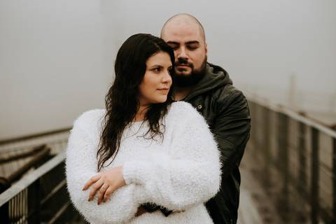 Ensaio de Casal abraçados na ponte em paranapiacaba são paulo'