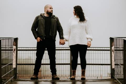 Ensaio de Casal se olhando na ponte em paranapiacaba são paulo'