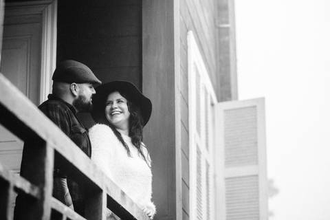 Ensaio de Casal se olhando e sorrindo em paranapiacaba são paulo'