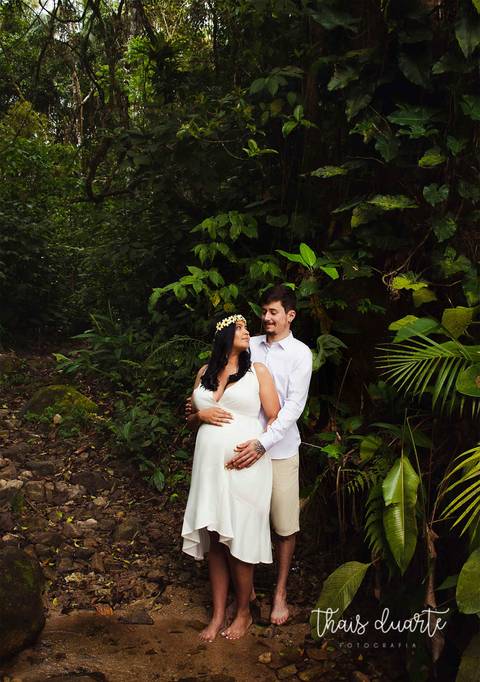 Fotografia de casal esperando um filho em meio a natureza por Thais Duarte Fotografia'
