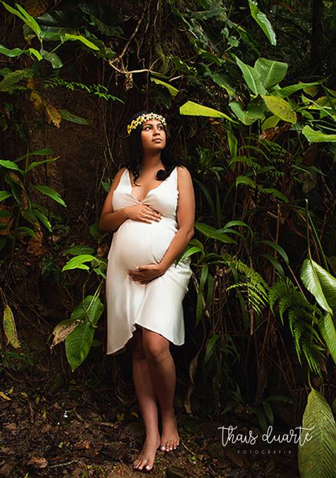 Fotografia de gestante em meio a arvores e folhagens pela fotógrafa Thais Duarte'