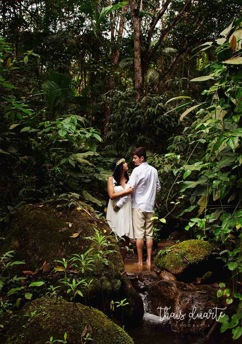 Fotografia de casal na cachoeira por Thais Duarte Fotografia'