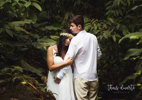 Fotografia de casal na cachoeira gestante com olhos fechados por Thais Duarte Fotografia'