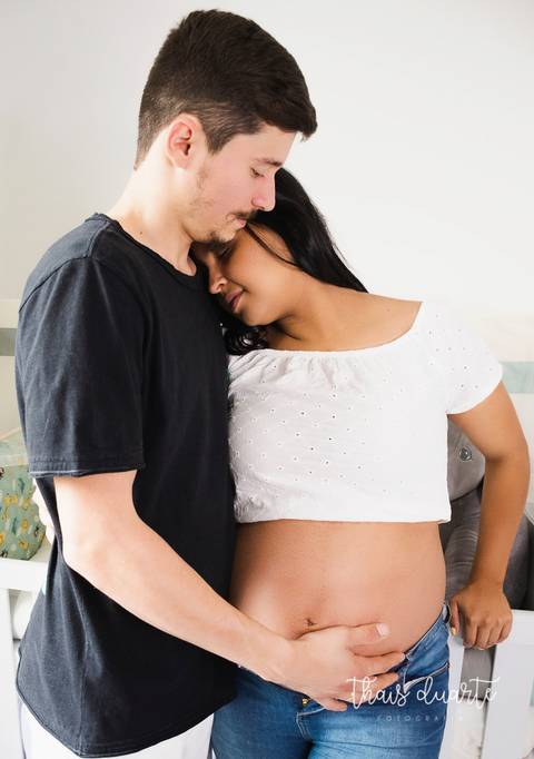 Fotografia de casal abraçado no quartinho do bebê foto por Thais Duarte'