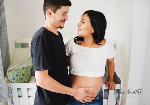Fotografia de casal apaixonado no quartinho do bebê foto por Thais Duarte'