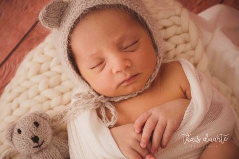 Foto de bebê recém nascido com toquinha de ursinho pela fotografa Thais Duarte'