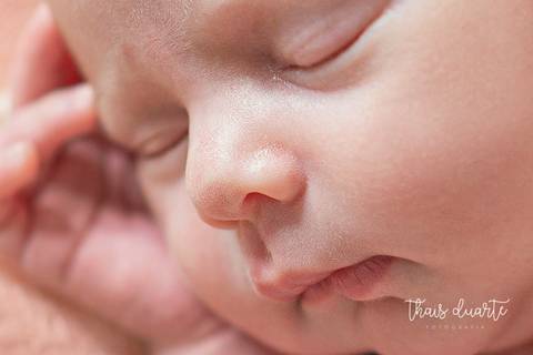 Foto de rosto bebê recém nascida dormindo por Thais Duarte Fotografia'