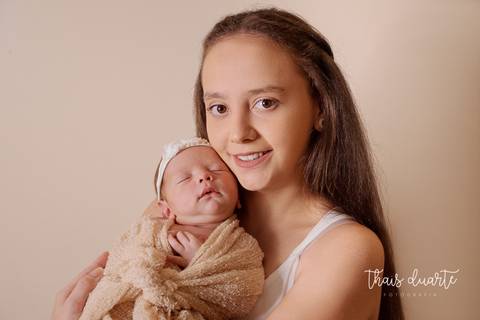 Fotografia de sessão newborn mãe com bebê menina pela fotógrafa Thais Duarte'
