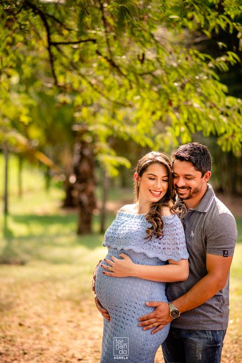 casal durante ensaio gestante sorrindo'