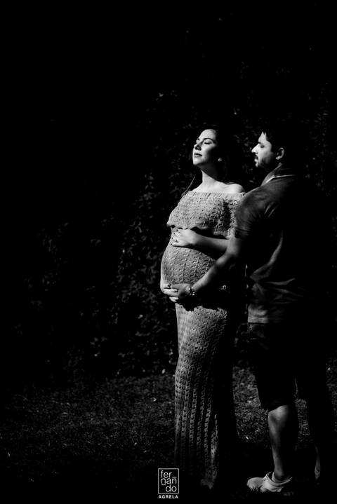 foto gestante em preto e branco'