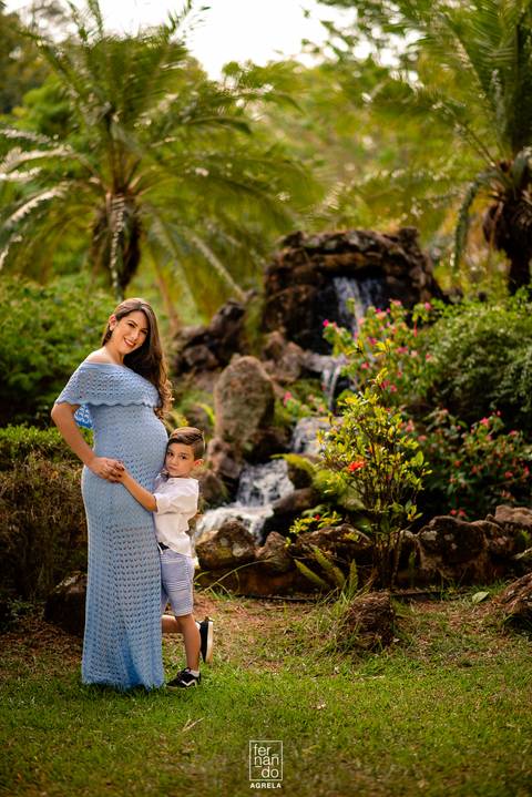 foto do filho junto com a mãe gestante abraçando a barriga'