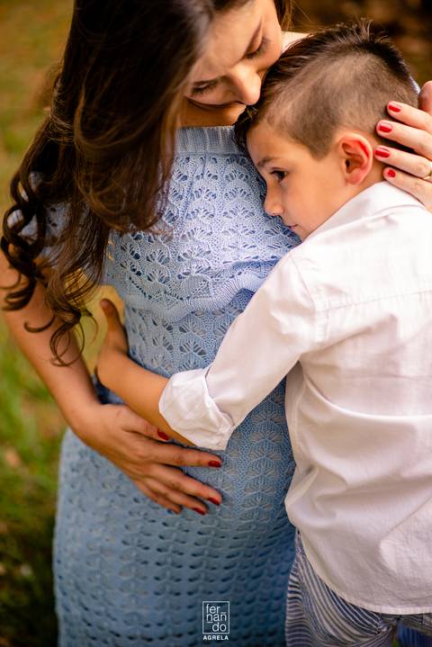 filho abrançando a mãe durante ensaio gestante'