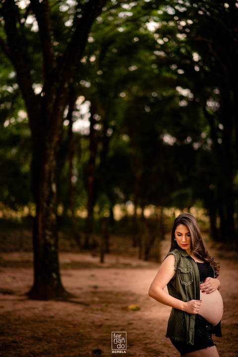 gestante sozinha mostrando a barriga durante o ensaio gestante'