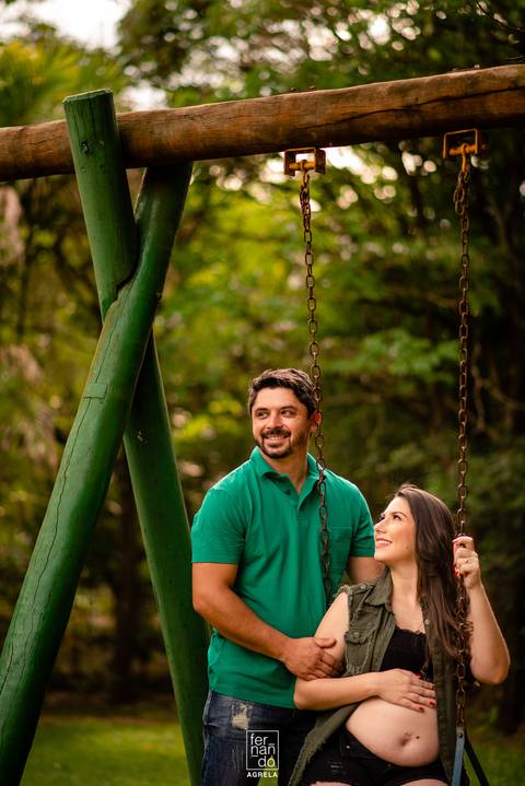 foto de gestante sentada no balanço'