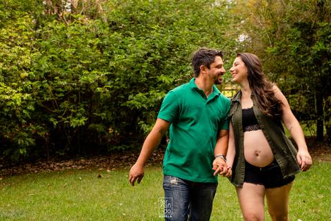 casal caminhando e sorrindo durante ensaio gestante '