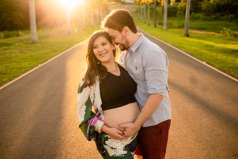 ensaio gestante de casal no por do sol '