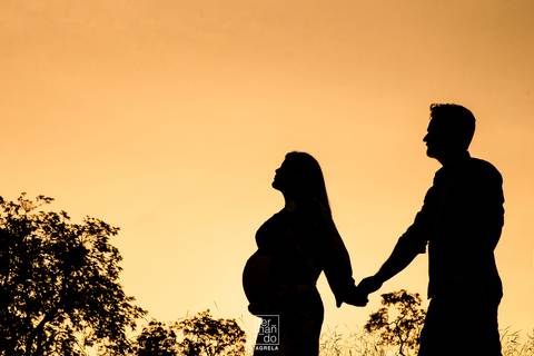 ensaio gestante de casal no por do sol com  a silhueta do casal '