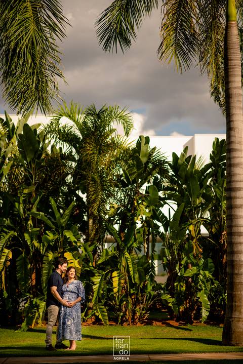 foto da gravida gestante durante o ensaio com bananeiras ao vundo'