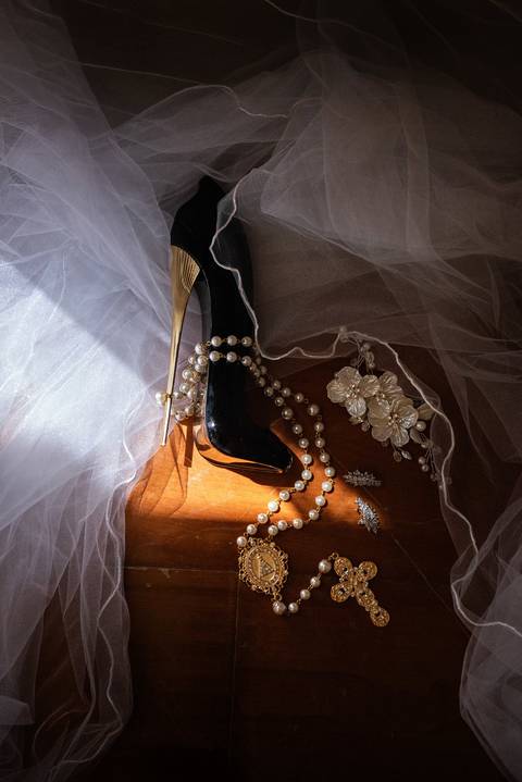 Detalhes do vestido e acessórios da noiva durante o making of do casamento em Guaçuí, Espírito Santo.'