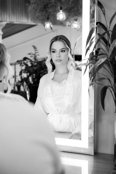 Making of da noiva em Guaçuí, ES. Foto documental mostrando os preparativos do casamento.'