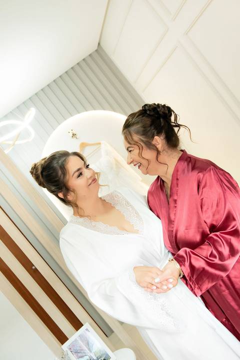 Noiva se preparando para o casamento em Alto Caparaó, Minas Gerais. Detalhes do making of, maquiagem e cabelo.'