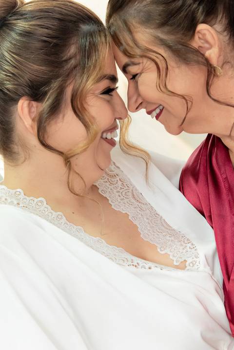 Noiva se preparando para o casamento em Alto Caparaó, Minas Gerais. Detalhes do making of, maquiagem e cabelo.'