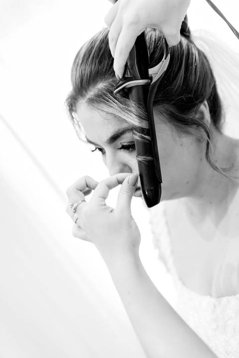 Noiva se preparando para o casamento em Alto Caparaó, Minas Gerais. Detalhes do making of, maquiagem e cabelo.'