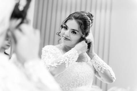 Noiva se preparando para o casamento em Alto Caparaó, Minas Gerais. Detalhes do making of, maquiagem e cabelo.'