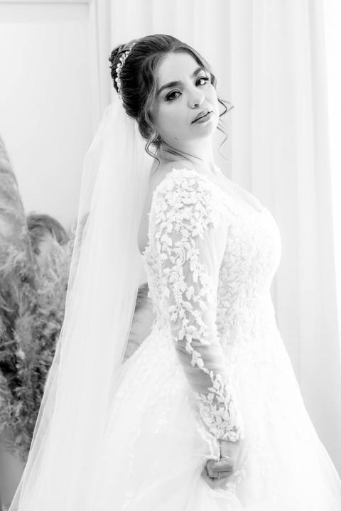Noiva se preparando para o casamento em Alto Caparaó, Minas Gerais. Detalhes do making of, maquiagem e cabelo.'