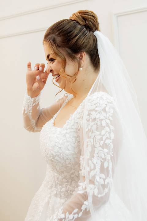 Noiva se preparando para o casamento em Alto Caparaó, Minas Gerais. Detalhes do making of, maquiagem e cabelo.'