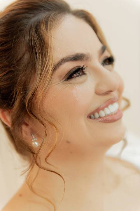 Noiva se preparando para o casamento em Alto Caparaó, Minas Gerais. Detalhes do making of, maquiagem e cabelo.'