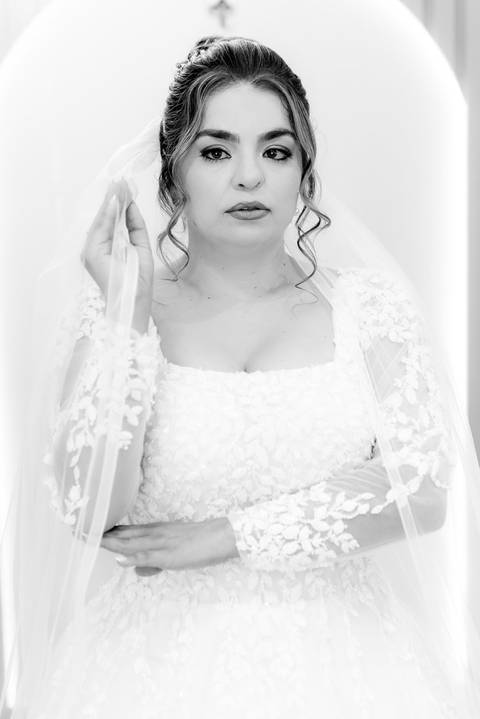 Noiva se preparando para o casamento em Alto Caparaó, Minas Gerais. Detalhes do making of, maquiagem e cabelo.'