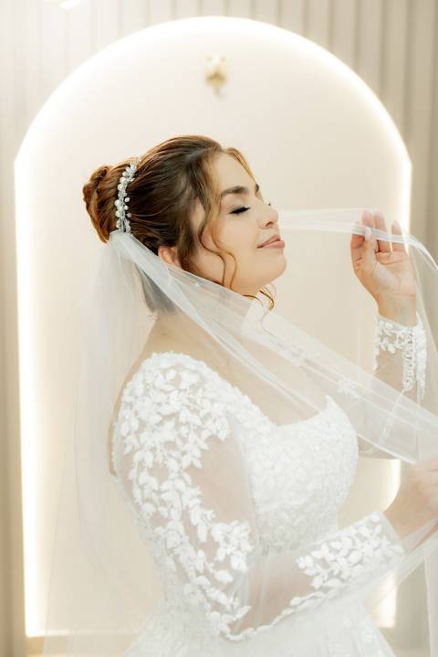Noiva se preparando para o casamento em Alto Caparaó, Minas Gerais. Detalhes do making of, maquiagem e cabelo.'