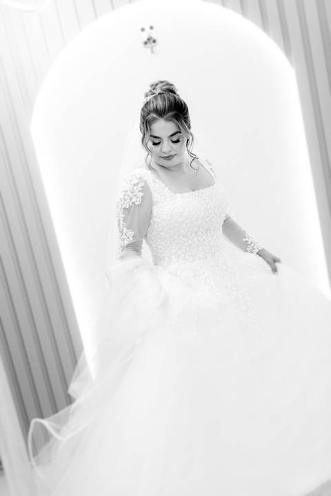 Noiva se preparando para o casamento em Alto Caparaó, Minas Gerais. Detalhes do making of, maquiagem e cabelo.'