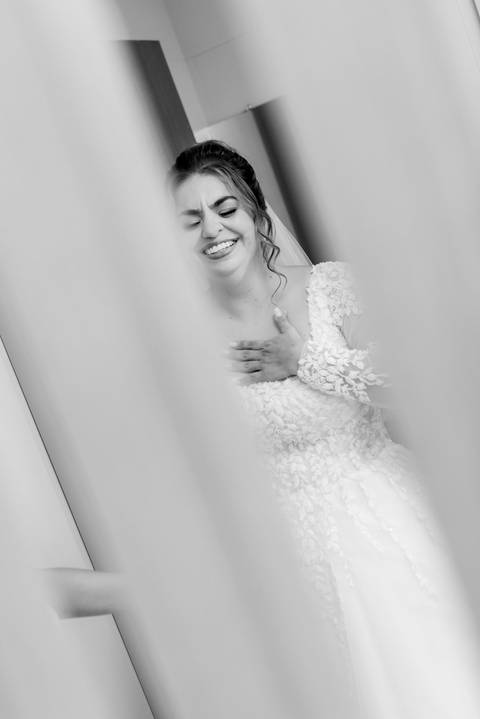 first touch do noivos antes do casamento em Alto Caparaó, Minas Gerais. Detalhes do making of, maquiagem e cabelo.'
