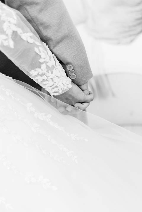 first touch do noivos antes do casamento em Alto Caparaó, Minas Gerais. Detalhes do making of, maquiagem e cabelo.'