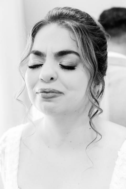 first touch do noivos antes do casamento em Alto Caparaó, Minas Gerais. Detalhes do making of, maquiagem e cabelo.'