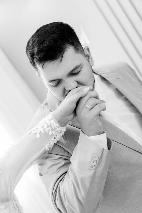 first touch do noivos antes do casamento em Alto Caparaó, Minas Gerais. Detalhes do making of, maquiagem e cabelo.'