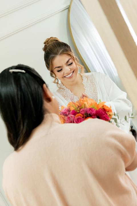 Noiva se preparando para o casamento em Alto Caparaó, Minas Gerais. Detalhes do making of, maquiagem e cabelo.'