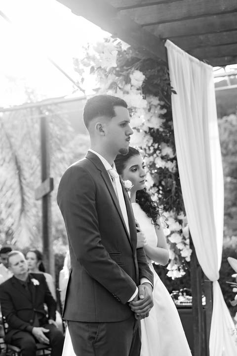 Fotografia de casamento atemporal e autêntica em Manhuaçu, MG. Registro documental do casamento focado na emoção genuína e nos detalhes minimalistas.'