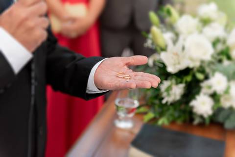 Fotografia de casamento ao ar livre atemporal e autêntica em Manhuaçu, MG. Registro documental do casamento focado na emoção genuína e nos detalhes minimalistas.'