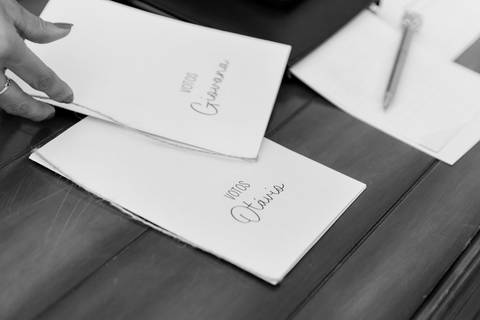 Fotografia de casamento ao ar livre atemporal e autêntica em Manhuaçu, MG. Registro documental do casamento focado na emoção genuína e nos detalhes minimalistas.'