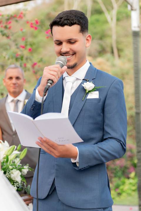 Fotografia de casamento ao ar livre atemporal e autêntica em Manhuaçu, MG. Registro documental do casamento focado na emoção genuína e nos detalhes minimalistas.'