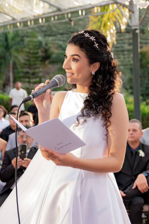 Fotografia de casamento ao ar livre atemporal e autêntica em Manhuaçu, MG. Registro documental do casamento focado na emoção genuína e nos detalhes minimalistas.'