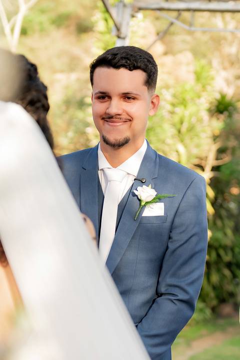 Fotografia de casamento ao ar livre atemporal e autêntica em Manhuaçu, MG. Registro documental do casamento focado na emoção genuína e nos detalhes minimalistas.'
