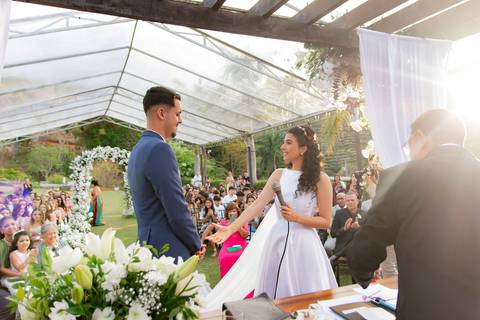Fotografia de casamento ao ar livre atemporal e autêntica em Manhuaçu, MG. Registro documental do casamento focado na emoção genuína e nos detalhes minimalistas.'