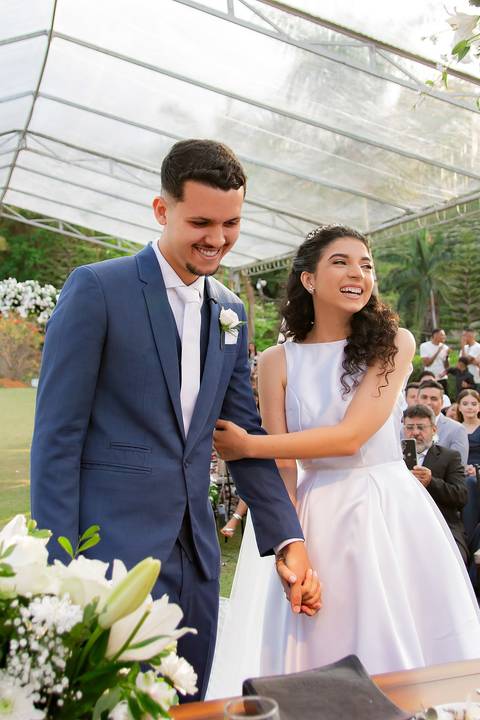 Fotografia de casamento ao ar livre atemporal e autêntica em Manhuaçu, MG. Registro documental do casamento focado na emoção genuína e nos detalhes minimalistas.'
