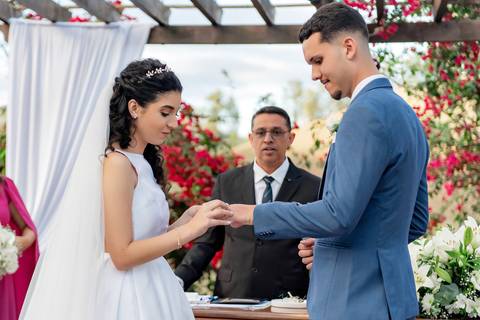 Fotografia de casamento ao ar livre atemporal e autêntica em Manhuaçu, MG. Registro documental do casamento focado na emoção genuína e nos detalhes minimalistas.'